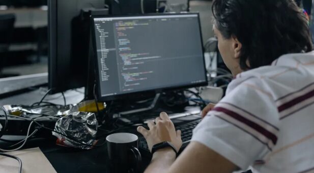 展示单台服务器承载多个相互隔离的 Docker 容器的示意图
